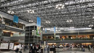 大きくて綺麗で、ショッピングも楽しそうな空港