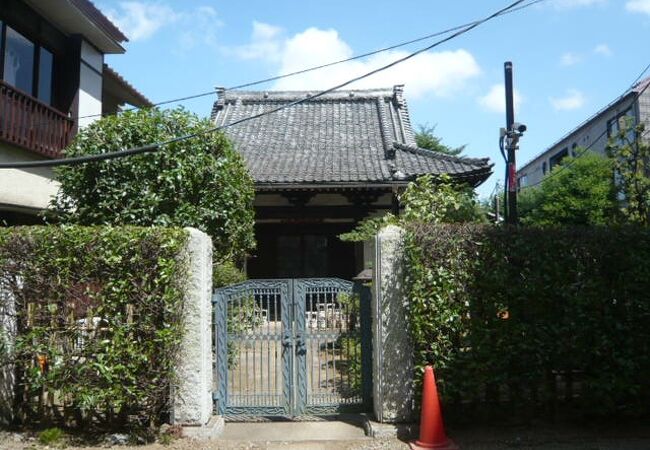 専称寺は、六本木に近い寺院で、浄土宗のお寺です。沖田総司のお墓があるとのことです。
