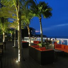 スッキリとした高級感あるテラス式のラウンジです。