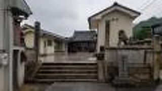 宝土寺の境内にある