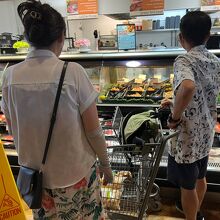 美味しい味付けの総菜屋さん　ガーリックシュリンプお勧めです