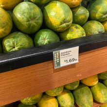 果物コーナー　パパイア、リーズナブルです