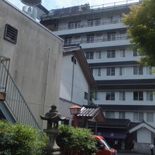 横からは城のような建て方