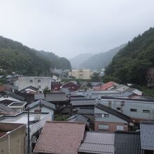 窓からの展望、右の白い建物が湯快リゾート