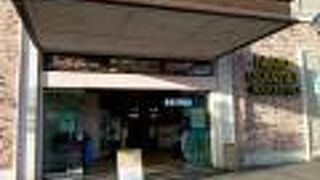 ハワイ島ワイコロア地区のクィーンズマーケットプレイスにあるABCストアの大型店です!!