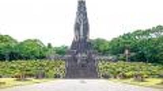 広い広場中央には平和の塔