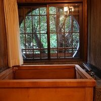 部屋のお風呂も木でできていて、大きな窓があり快適でした。