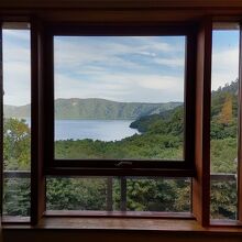 宿泊した部屋の窓の正面には十和田湖がきれいに見えました。
