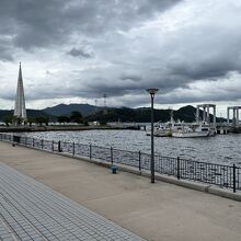 お店の前は広島湾。釣りをしている人の姿もありました。