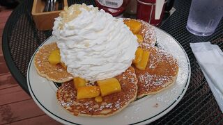 クリームたっぷりのパンケーキを