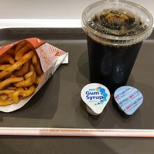 カーリーフライ、アイスコーヒー