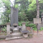 飯盛山の白虎隊士の墓の近くにある戊辰戦争で犠牲になった女性たちを追悼する記念碑