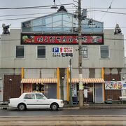 海鮮を売るお店が並ぶ。食事は駅前と変わらないような。。