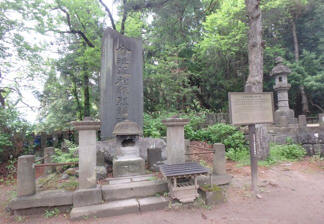 飯盛山の白虎隊士の墓の近くにある戊辰戦争で犠牲になった女性たちを追悼する記念碑
