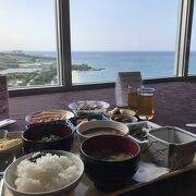 残波岬を眺めながら和洋折衷＋沖縄料理の朝食を