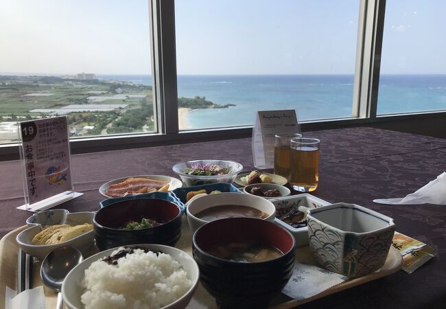 残波岬を眺めながら和洋折衷＋沖縄料理の朝食を