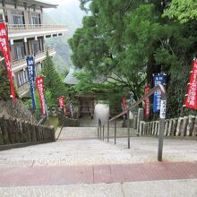 境内から山門への石段