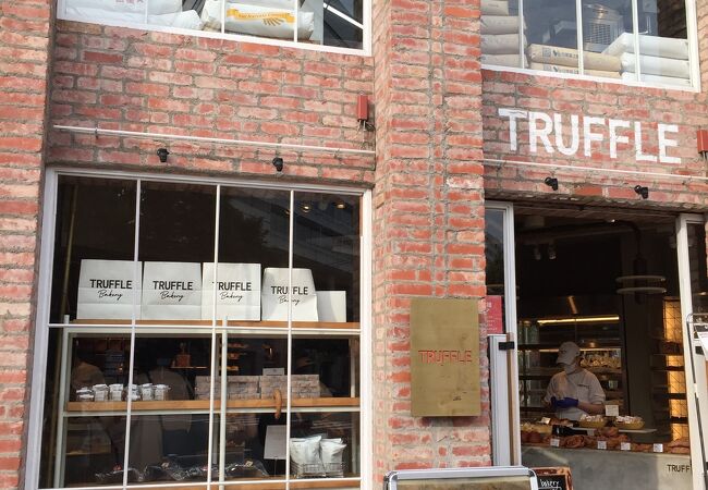 Truffle BAKERY 白トリュフの塩パン