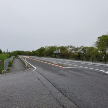 道路を挟んで奥は琵琶湖です