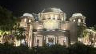 椰子に囲まれた厳かな建物