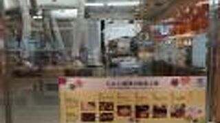 もみじ饅頭の製造工程が拝見できるようになっている大きな構えのお店