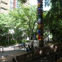 さくら坂公園の木製の彫刻ポールです。子供たちの夢の世界です。