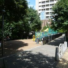 さくら坂公園は、斜面が主体の地形ですが、斜面を活用しています