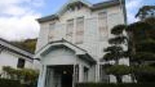 竹原の街並みに突如現れる洋館