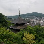 三重塔の屋根が斜め上から見える