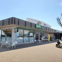 ショップとトイレがあります