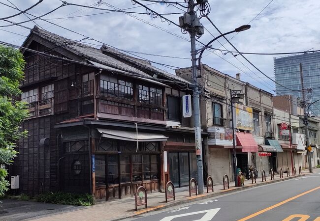 レトロ建築が点在する通り