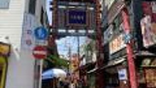 美味しいお店が並ぶ通りにある牌楼！