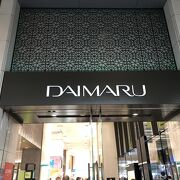 １階にスィーツショップが並ぶ