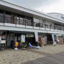 観光客用といった風情のお店が並びますが、まだ多くは開店前