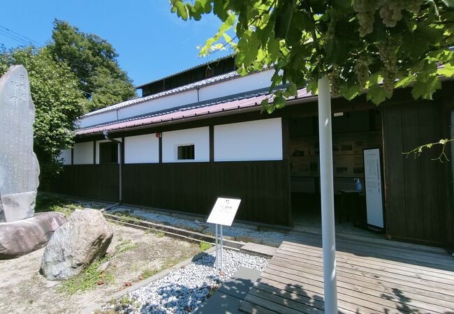日本最古の木造ワイン醸造所の建物の中にあるワイン醸造資料館