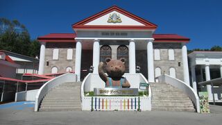 たくさんのテディベアが展示されていますが・・・