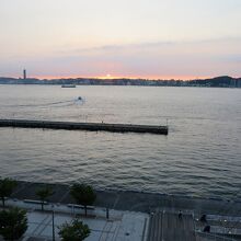 ホテルの客室からの夕陽、出かけることにします