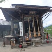 飯盛山のさざえ堂の対面にあり、白虎隊１９士の霊像が安置されています。