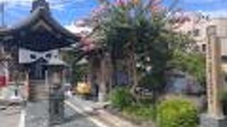 水を汲む人が絶えない