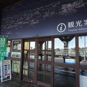 駅の改札を出て西側に