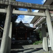 昔は海岸にあった神社は、今や国道と鉄道に挟まれています