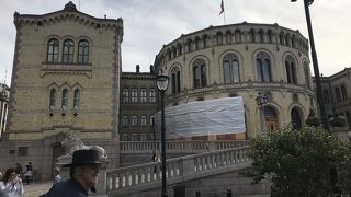 クリーム色の円形の建物