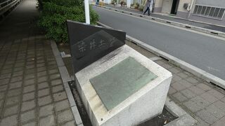 巣鴨橋の北西袂巣鴨桜並木通り沿い