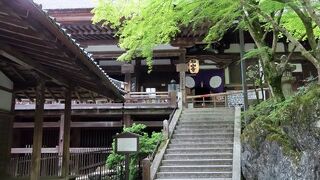 【本堂】11世紀に再建された国宝の建造物