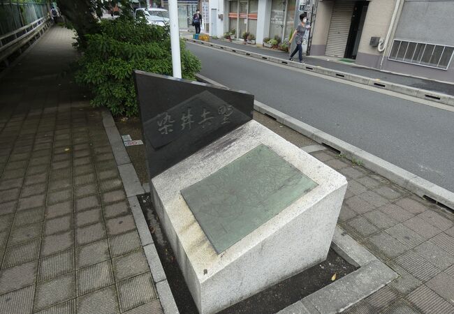 巣鴨橋の北西袂巣鴨桜並木通り沿い