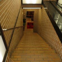 この階段の下が店内になります