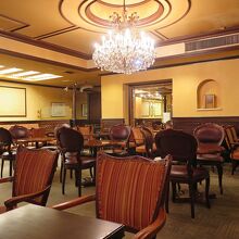 高級感ある店内、平日午前10時半頃にはお客さん少なめでした