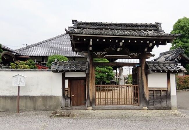 お寺の場所がかつての坂本城の二の丸、だそうです