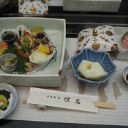美しい有田焼の食器でいただく日本料理