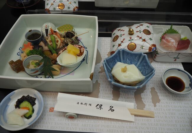 美しい有田焼の食器でいただく日本料理